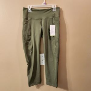 *SOLD* Old Navy Active green mid-rise cropped Elevate Leggings size small NWT